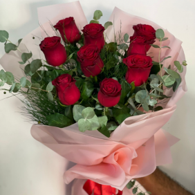 Kemer Florist Strauß aus 9 roten Rosen