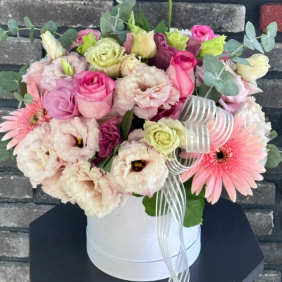  Kemer Blumenbestellung Lisianthus-Rosen-Gerbera-Arrangement in weißer Box