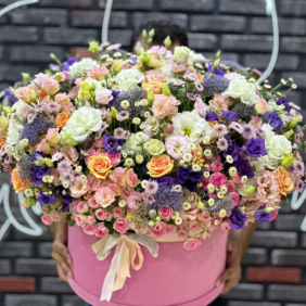  Kemer Blumenlieferung Große XXL-Box-Arrangement-Rosen-Lisyanthus-Chrysanthemen-Sprührose