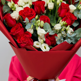  Kemer Blumen Strauß roter Rosen und weißer Lisianthus