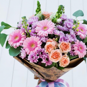  Kemer Blumenlieferung Rosa Schönheits-Gerbera-Rosen-Chrysanthemen-Blumenstrauß