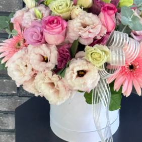  Kemer Blumenbestellung Lisianthus-Rosen-Gerbera-Arrangement in weißer Box