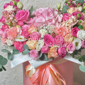  Kemer Florist Spray-Rosen-Lisianthus-Arrangement in Pastelltönen in einer Box